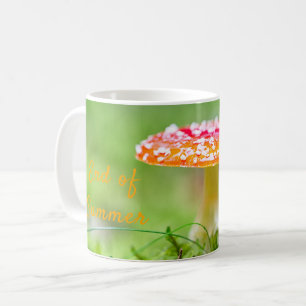 Ende des Sommers rot-grüne Pilze fallen Foto Kaffeetasse