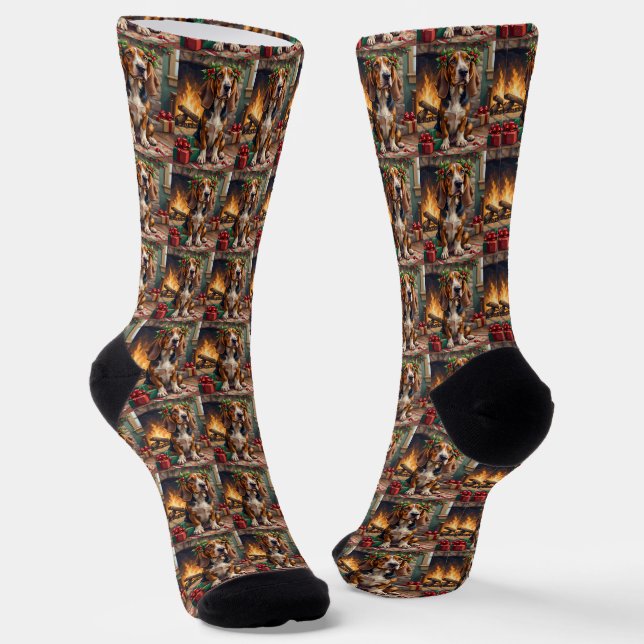 Endearing Basset Hound Dog with Christmas Wreath Socken (Gewinkelt)