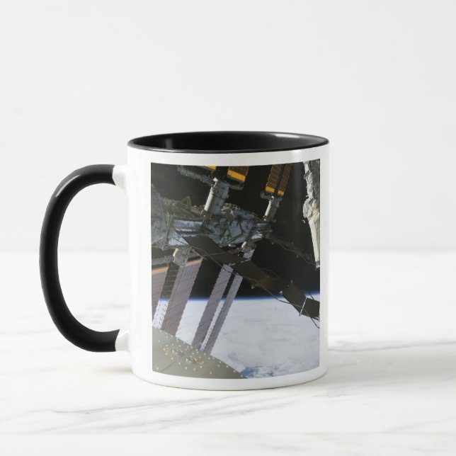 Endevor's Arm inmitten des internationalen Raumsta Tasse (Links)