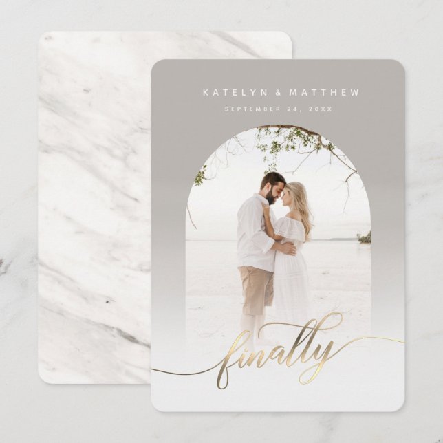 Endlich Gold Script Light Gray Arch Gerahmtes Foto Save The Date (Vorne/Hinten)