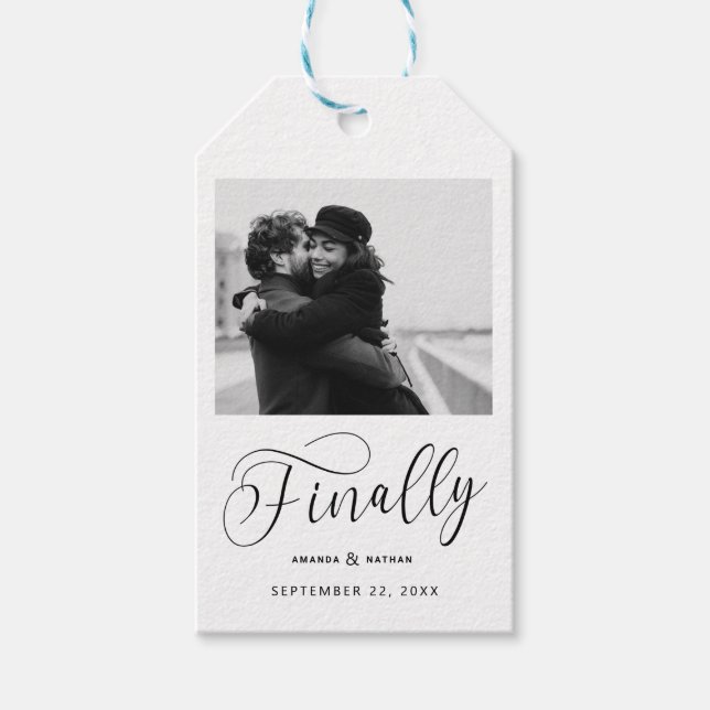 Endlich Minimalistische Hochzeit Foto Save the Dat Geschenkanhänger (Vorderseite)