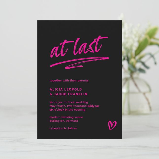 Endlich schwarz-heiß-rosa Typografie Moderne Hochz Einladung (Stehend Vorderseite)