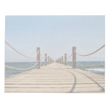 Endlose Holzbrücke zum Ozean