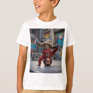 Energischer weiblicher Affe beim Breakdancing T-Shirt