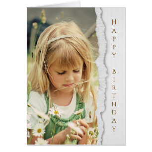 enfant de campagne avec marguerites sauvages