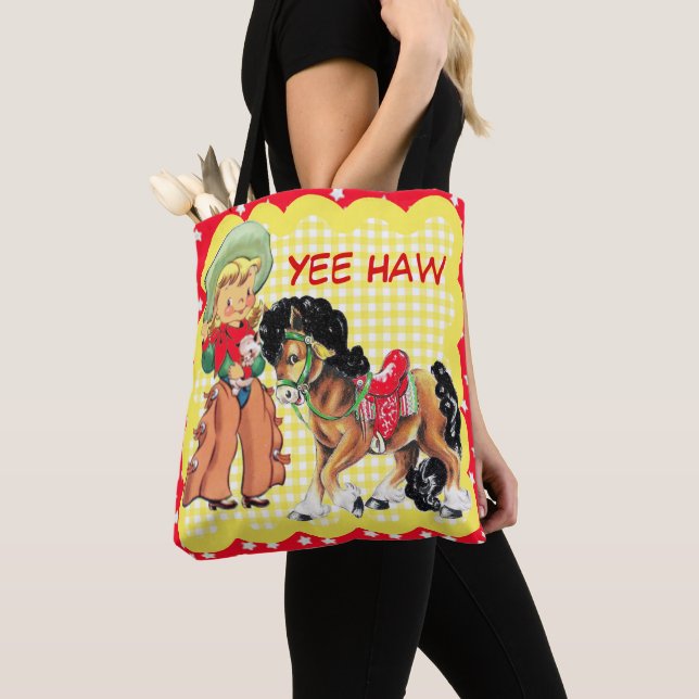 Enfant de cow-girl avec le sac fourre-tout fait (De près)