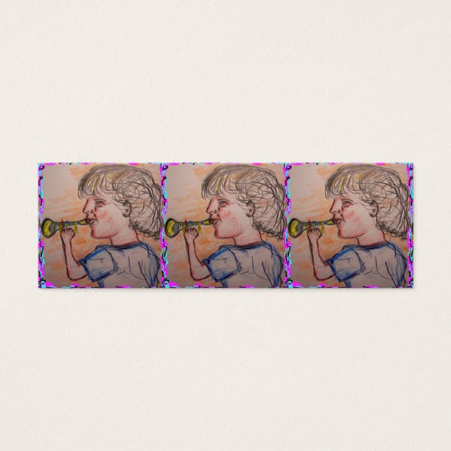 enfant jouant à la corne de jouet (Devant)