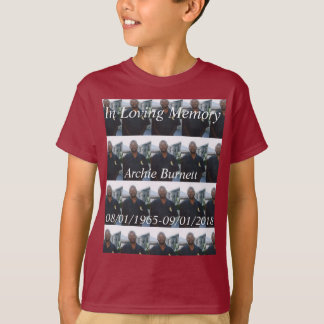 Enfants dans le T-shirt affectueux de mémoire