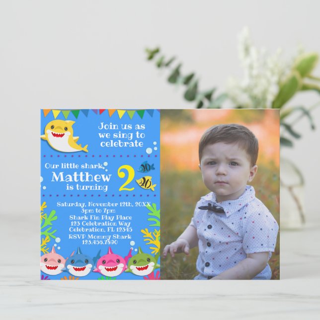 Enfants requin jaune Anniversaire Photo Invitation (Debout devant)