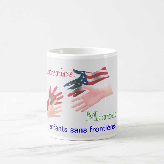 enfants sans la tasse de thé d'enfants du Maroc de (Centre)