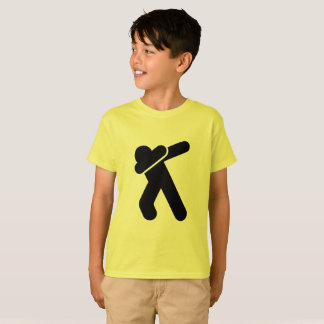 Enfants tamponnant le T-shirt de limande