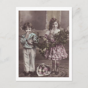 Enfants timides avec fleurs Antique carte postale