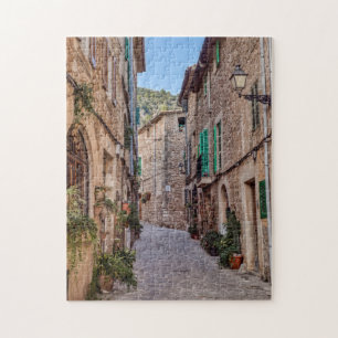 Enge Straße im Dorf Valldemossa - Mallorca