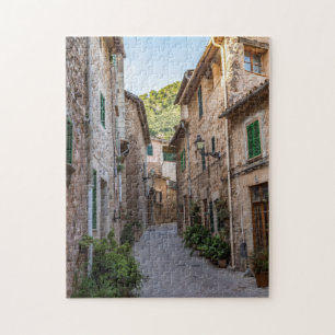 Enge Straße im Dorf Valldemossa - Mallorca