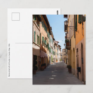 Enge Straße mit alten Fassaden in einem toskanisch Postkarte