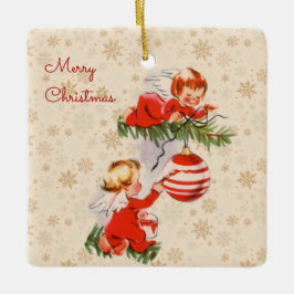 Engel dekorieren den Christbaum Keramikornament