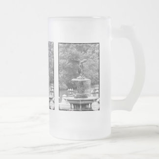 Engel im Central Park, NYC. Mattglas Bierglas