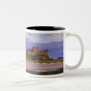 England, Northumberland, Bamburgh Castle Zweifarbige Tasse