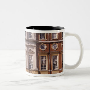 England, Surrey, Hampton Court Palace.2 Zweifarbige Tasse
