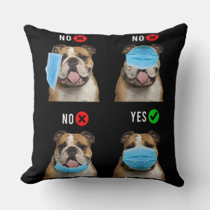 Englisch Bulldogge trägt Gesichtsmaske Tank Top Kissen