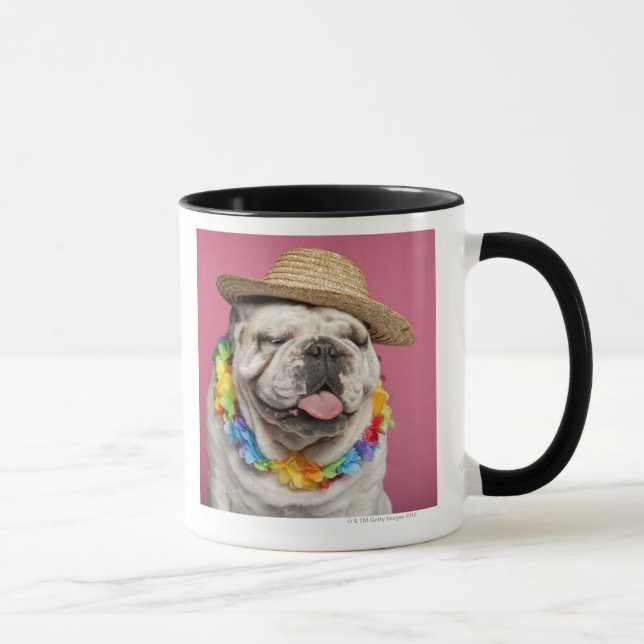 Englische Bulldogge (18 Monate alte) ein Stroh Tasse (Rechts)