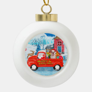 Englische Bulldogge im Weihnachtslieferwagen Schne Keramik Kugel-Ornament