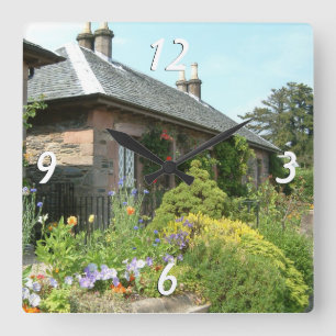 Englische Hütte II mit Blumengartenfotografie Quadratische Wanduhr