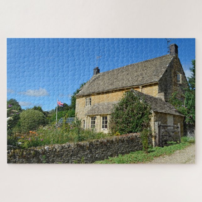 Englische Hütte mit Garten und Flagge (Horizontal)