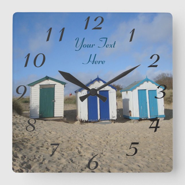 englischer Blauer Himmel und Strandhütten Quadratische Wanduhr (Vorderseite)