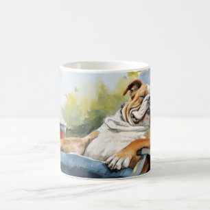 Englischer Bulldog Hund entspannt sich im Tiergenu Kaffeetasse