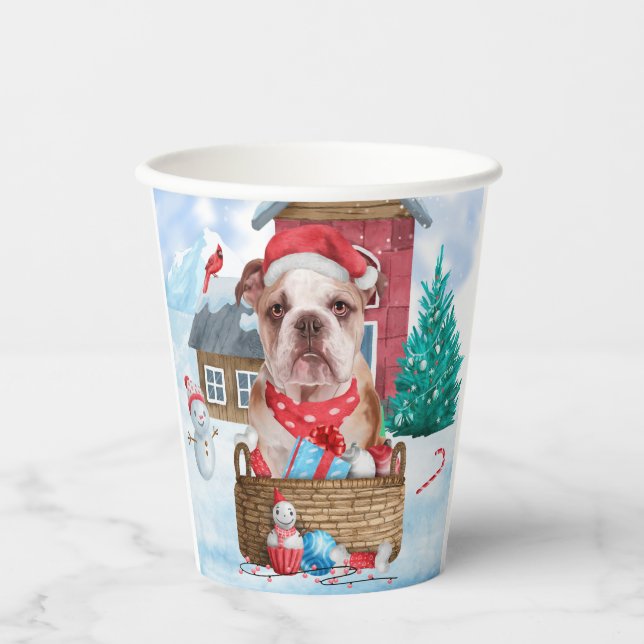 Englischer Bulldog im Schnee Weihnachts-Hundehaus Pappbecher (Vorderseite)
