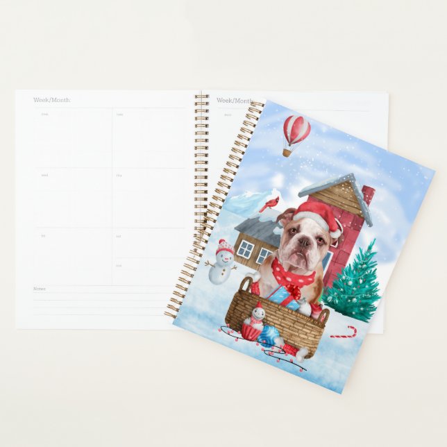 Englischer Bulldog im Schnee Weihnachts-Hundehaus Planer (Anzeige)