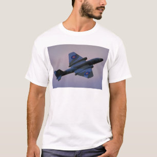 Englisches elektrisches Canberra im Flug bei T-Shirt