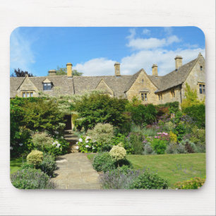 Englisches Haus mit Blumengarten mousepad