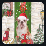 English Bulldog Christmas Quadratischer Aufkleber<br><div class="desc">English Bulldog Weihnachten sitzend draußen geschmückt Zuhause mit Weihnachtskranz,  Weihnachtsbaum ist ein perfektes Weihnachtsgeschenk für Hundefreunde.</div>