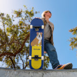 English Bulldog Graphic Personalisiert Skateboard<br><div class="desc">Dieses Skateboard zeigt ein englisches Bulldogge-Set vor einem königsblauen und hellgelben Hintergrund und ist bereit,  mit einem Namen oder einem anderen Text in königsblauer Schrift personalisiert zu werden.</div>