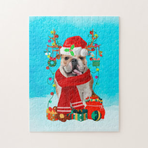 English Bulldog im Schnee mit Weihnachtsgeschenken