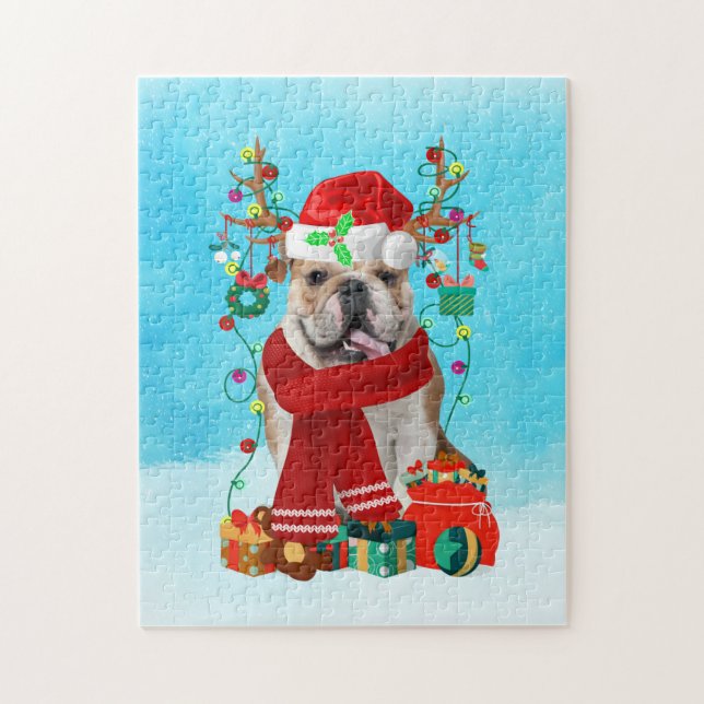 English Bulldog im Schnee mit Weihnachtsgeschenken (Vertikal)