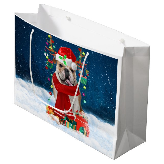 English Bulldog in Snow mit Weihnachtsgeschenken Große Geschenktüte (Vorderseite Schrägansicht)