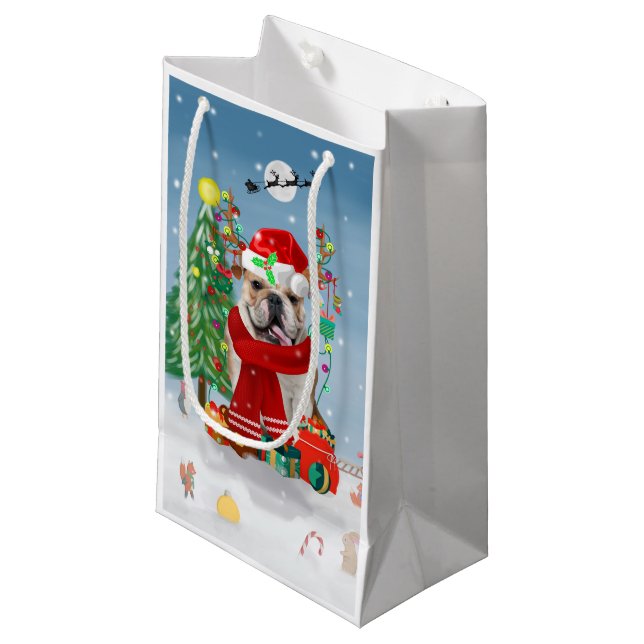 English Bulldog in Snow mit Weihnachtsgeschenken Kleine Geschenktüte (Vorderseite Schrägansicht)