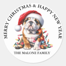 English Bulldog ist in einer Weihnachtsmannmütze a Runder Aufkleber