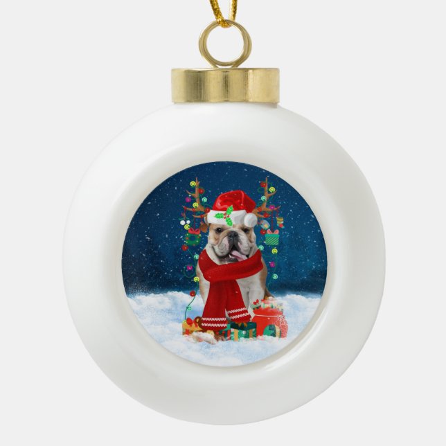 English Bulldog mit Weihnachtsgeschenken Keramik Kugel-Ornament (Vorderseite)