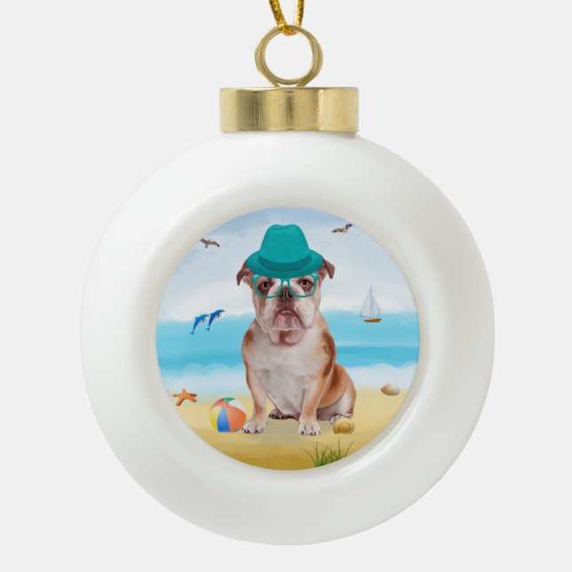 English Bulldog on Beach Keramik Kugel-Ornament (Vorderseite)