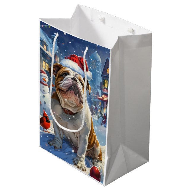 English Bulldog Winter Wonderland Christmas Joy Mittlere Geschenktüte (Vorderseite Schrägansicht)