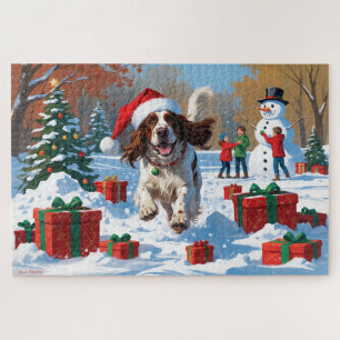 English Setter läuft im Schnee mit Weihnachtsmütze