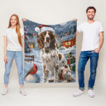 English Setter Winter Wonderland Christmas Joy Fleecedecke<br><div class="desc">Dieses festliche Design spiegelt den fröhlichen Geist der Urlaubssaison wider und besticht durch ein hübsches Jungtier mit einer Weihnachtsmannmütze. Der Hund ist eingebettet in ein winterliches Wunderland, mit einem Schneemann, einem dekorierten Weihnachtsbaum und wunderschön verpackten Geschenken. Schneeflocken fallen sanft ab und geben der Szene eine magische Touch, während die lebhaften...</div>