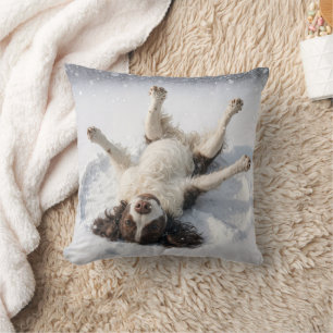 English Springer Spaniel macht einen Schneengel Kissen