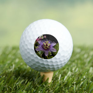 Enigmatic Beauty: Die Lila Passion-Blume Golfball