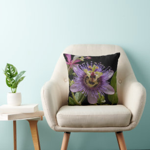 Enigmatic Beauty: Die Lila Passion-Blume Kissen