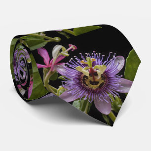 Enigmatic Beauty: Die Lila Passion-Blume Krawatte